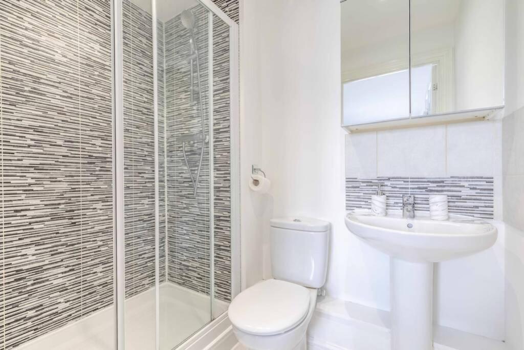 2 Bed & 2 Bath Cosy Apartment Slough- Free Parking Esterno foto